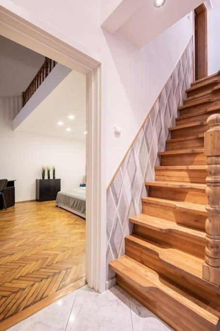 Cozy 3 Bedrooms In 7st Districht Apartment